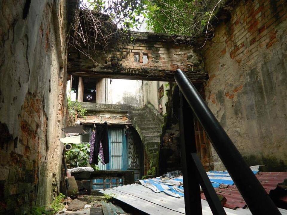 Thấp thỏm trong những ngôi nhà "chờ sập" giữa Thủ đô - 14 Dù mái nhà cũng như phần gỗ của căn nhà khá vững chắc, nhưng trên gác xép và sân thượng, nhiều phần đã xuống cấp và có nguy cơ sập bất cứ lúc nào. Bà chủ nhà cho biết, từ tường đến các thanh gỗ đỡ căn gác xép cũng được xây dựng từ đời các cụ, các kị, cho đến nay vẫn chưa có lần nào sửa chữa.