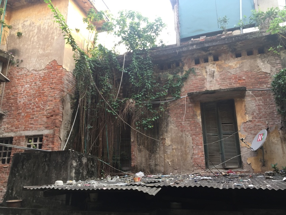 Thấp thỏm trong những ngôi nhà "chờ sập" giữa Thủ đô - 2 Khu nhà có hàng chục hộ cùng chung sống, hầu hết là người lao động nghèo. Cô Hoa, một cư dân tại đây cho biết: “ Vào ngày mưa, nước cứ thi nhau nhỏ xuống ướt đẫm sân gạch, thấm cả vào tường rồi làm dậy lên một mùi ẩm mốc rất khó chịu. Chưa kể, thi thoảng lại có mảng vữa to bằng cái quạt nan rơi xuống làm cả nhà được một phen hốt hoảng”.