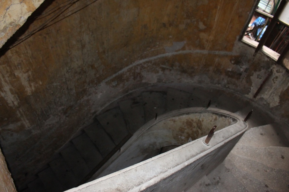 Thấp thỏm trong những ngôi nhà "chờ sập" giữa Thủ đô - 3 Cơ sở vật chất của khu nhà đã hỏng khá nhiều. Cầu thang dẫn lên các nhà phía trên mất hẳn tay vịn, cửa sổ bám đầy bụi, rêu và không biết từ bao giờ đã bị vỡ gần hết.