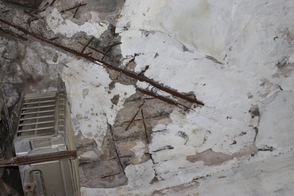 Thấp thỏm trong những ngôi nhà "chờ sập" giữa Thủ đô - 4 Vữa bong tróc nhiều khiến trần nhà trơ sắt. Theo phản ánh của người dân, tình trạng xuống cấp đã tồn tại trong một thời gian dài nhưng cho đến nay vẫn chưa có kế hoạch tu sửa, cải tạo.