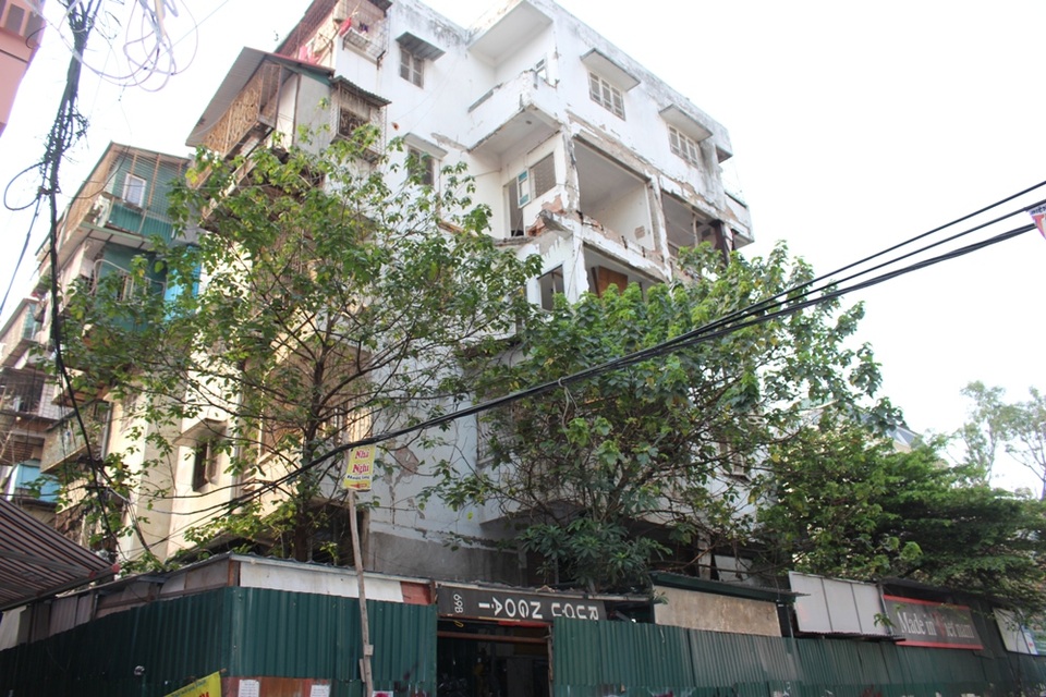 Thấp thỏm trong những ngôi nhà "chờ sập" giữa Thủ đô - 5 Năm 2011, ngôi nhà 5 tầng ở số 47 Huỳnh Thúc Kháng bất ngờ đổ sập, gây ảnh hưởng nghiêm trọng đến tòa nhà số 51. Phía bên ngoài của tòa nhà hư hỏng nặng, từ tầng 1 đến tầng 4 đều nứt toác, các cột chống cũng rạn và đổ nghiêng, không còn khả năng chống đỡ. Cả khối nhà xiêu vẹo, nhìn như có thể đổ sập bất cứ lúc nào.