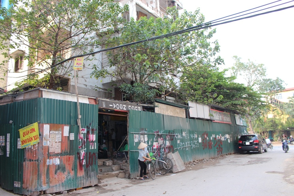 Thấp thỏm trong những ngôi nhà "chờ sập" giữa Thủ đô - 7 Sau khi trở về đây, những hộ dân này đã sửa tạm nhà bằng cách quây tôn tầng 1 và gia cố hệ thống giá đỡ, cột chống bằng sắt khá thô sơ ở những chỗ nứt nghiêm trọng. Dù người dân đã nhiều lần gửi đơn lên phường, quận, đề nghị thúc đẩy quá trình tu sửa căn nhà để đảm bảo an toàn nhưng đến nay vẫn chưa nhận được phản hồi.