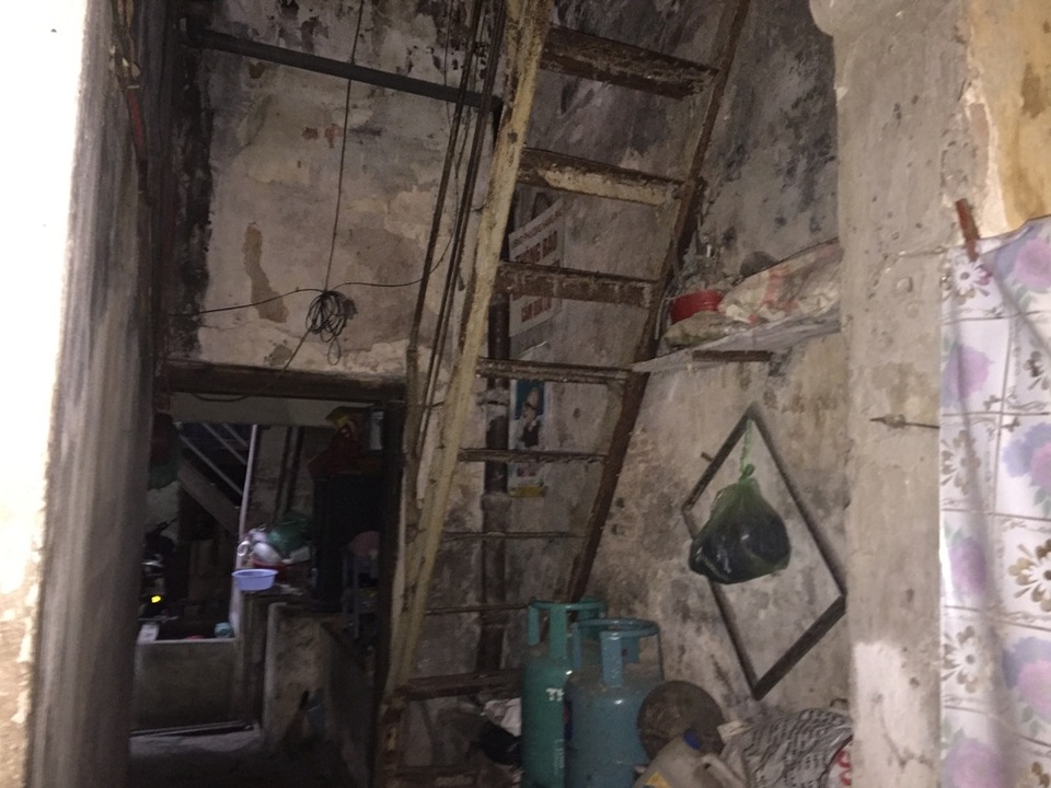 Thấp thỏm trong những ngôi nhà "chờ sập" giữa Thủ đô - 8 Nhắc đến những căn nhà đang “run rẩy” chờ sập, chắc chắn không thể bỏ qua một số địa chỉ ở phố cổ. Ngôi nhà 47 Hàng Bạc được xây dựng từ năm 1880, nay đã tròn 135 năm tuổi, là một trong những ngôi nhà cổ nhất Hà Nội. Nhìn từ bên ngoài, ngôi nhà vẫn thu hút với nét đẹp cổ kính, nhưng đến khi bước vào, bất cứ ai cũng phải rùng mình với khung cảnh bên trong.