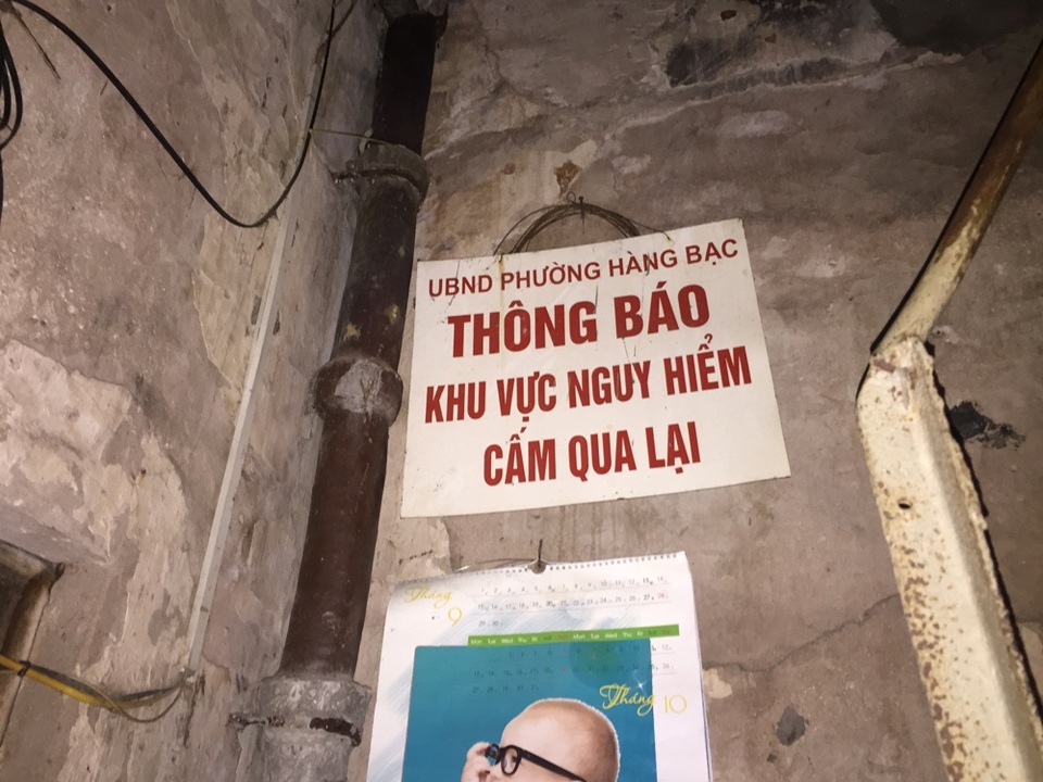Thấp thỏm trong những ngôi nhà "chờ sập" giữa Thủ đô - 9 Ngôi nhà cổ này đã từng sụp đổ từ trong ra ngoài nhiều lần, từ phần phụ của khu bếp, phần diện tích phụ ở giữa nhà cho tới lối đi và gác mái. Sau mỗi lần sập như vậy, các hộ dân trong ngõ 47 Hàng Bạc lại chắp vá, sửa sang bằng các nguyên liệu khác nhau. Trước tình trạng nguy hiểm như hiện nay, không chỉ có những hộ dân sinh sống trực tiếp trong ngôi nhà cổ mà cả những hộ dân sống sát mép cũng vô cùng lo sợ, hoang mang cho tính mạng của mình.