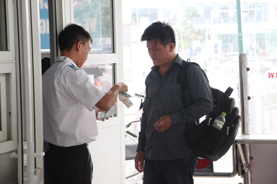 Khốn khổ vì nhà chờ xe buýt BRT không có nhà vệ sinh! - 3
Mỗi ca làm việc của nhân viên bán vé xe buýt nhanh BRT tại các nhà chờ là 8 tiếng, do không có nhà vệ sinh nên họ phải đi sang các tòa chưng cư để đi nhờ.