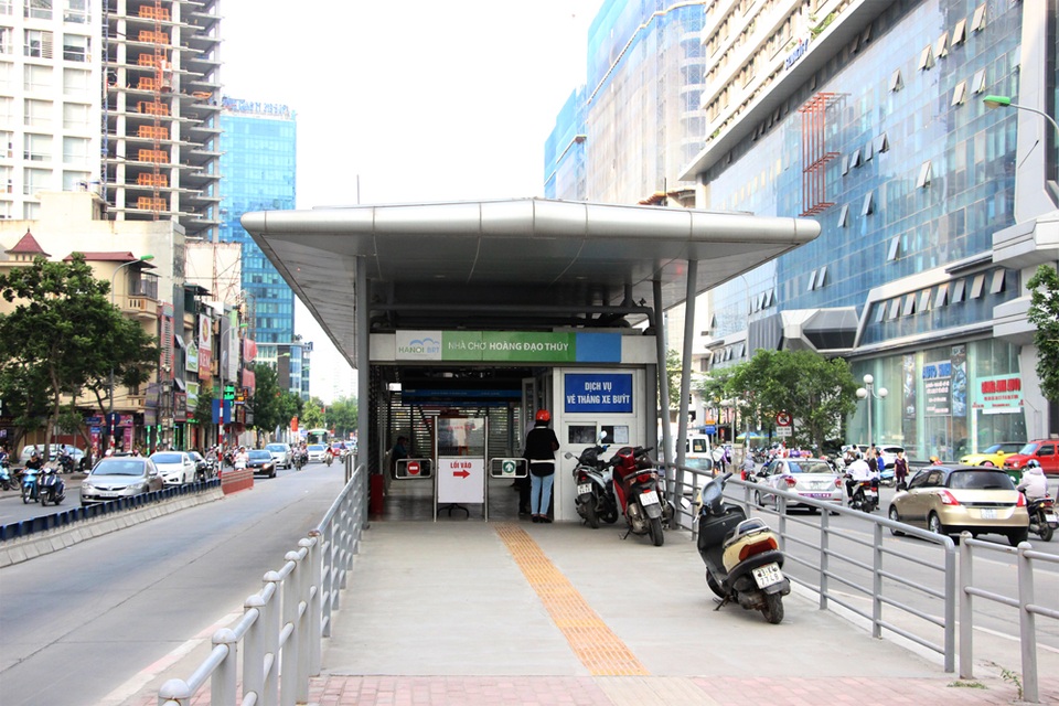 Khốn khổ vì nhà chờ xe buýt BRT không có nhà vệ sinh! - 1 Nhà chờ buýt nhanh BRT không có nhà vệ sinh.