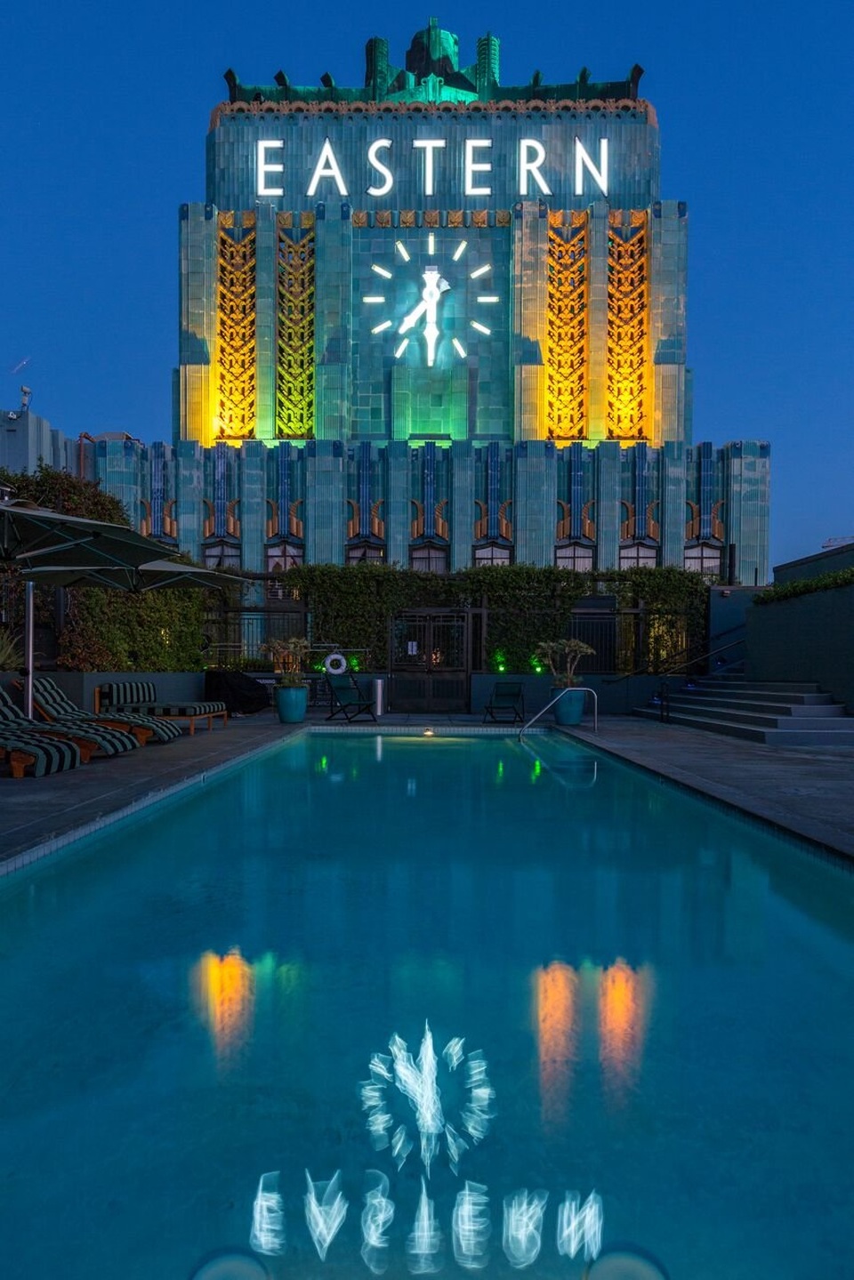 Một trong những yếu tố chính làm nên cái giá gần 13 triệu USD của căn penthouse này có lẽ chính là hồ bơi riêng tuyệt đẹp trên tầng thượng.