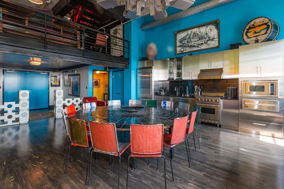 Tương đồng với thiết kế của tòa tháp Eastern Columbia, kiến trúc nội thất của căn penthouse 5 trong 1 này cũng mang đậm tính nghệ thuật theo hướng phá cách và phảng phất chất “bụi” vốn có của anh chàng cướp biển Jack Sparrow.