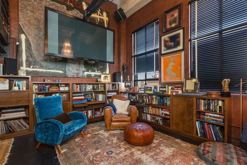 Một tầng khác của căn hộ lại chuyên dùng để tiếp khách với một bộ salon bằng da có kích thước lớn