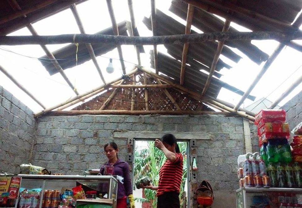 Hình ảnh tan hoang sau cơn mưa đá, giông lốc bất ngờ - 5 Người dân đang phải khắc phục hậu quả do mưa đá, giông lốc gây ra