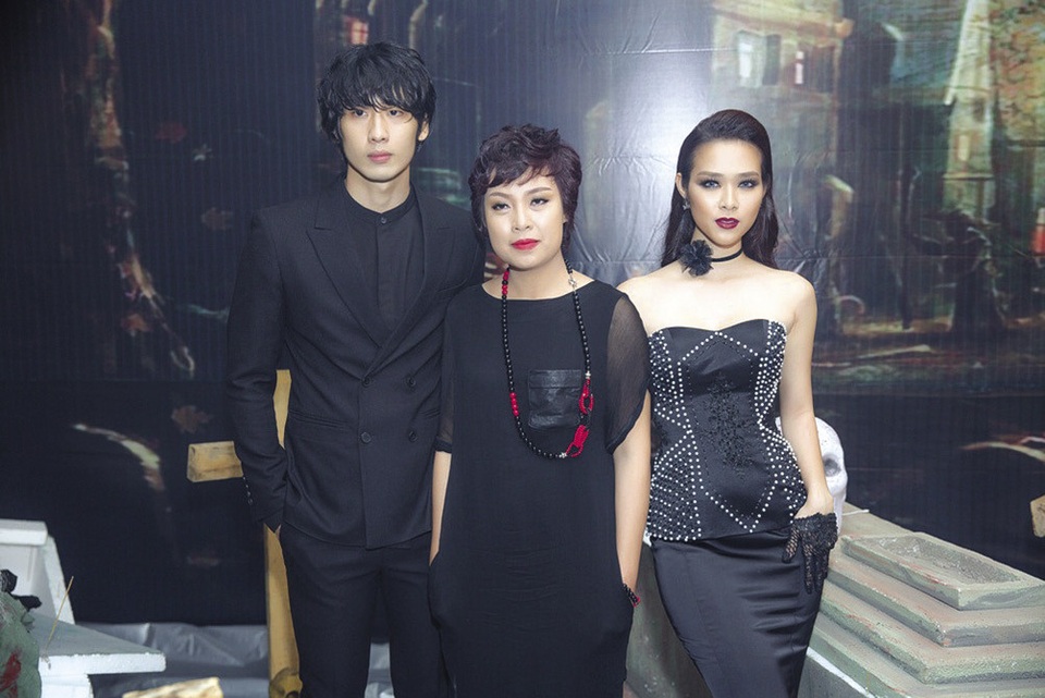 Cơn sốt “hài nhảm”: Sau nhà đài, đến lượt nhà sản xuất bị “lôi vào cuộc” - 1
Diệp Bảo Ngọc (bên phải, ngoài cùng) và đoàn làm phim khi chưa xảy ra scandal. Ảnh: TL