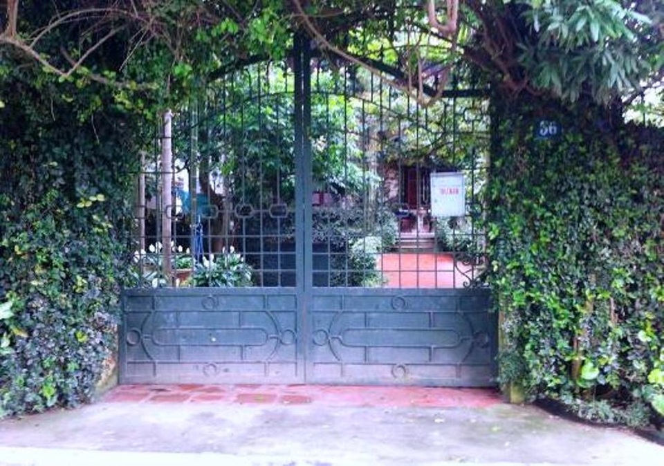 Độc đáo những ngôi nhà phủ kín dây leo giữa Hà Nội - 12 Tổng diện tích đất khá rộng, với trên 230m2, nhưng chủ nhân chỉ dành 50m2 để xây nhà 3 tầng, 180m2 còn lại để trồng cây, đào ao. Trong vườn còn có nhiều cây ăn trái như mít, xoài, ổi, hồng xiêm, khế ngọt... Ao nhà nằm ngay bên tay phải lối vào, tạo cảm giác thoáng đãng và yên bình.