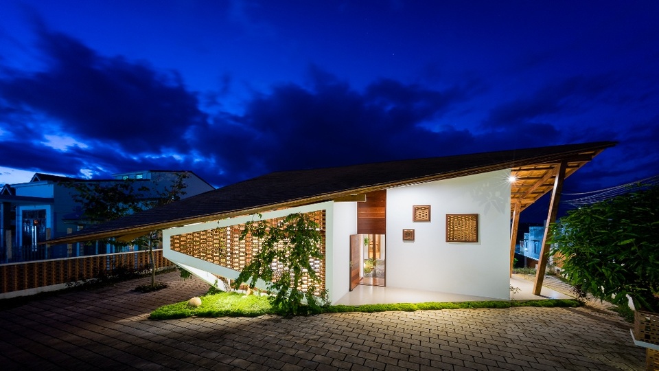 Mê mẩn với căn nhà cấp 4 đẹp như resort trên cao nguyên Di Linh - 1 Khi khảo sát địa bàn, KTS trẻ Đậu Phi Bách nhận thấy hầu hết các ngôi nhà ở đây đều có kiểu mái thái na ná nhau. Không muốn lặp lại những điều nhàm chán, anh đã dày công tìm tòi và đem đến một sự đột phá về kiến trúc.