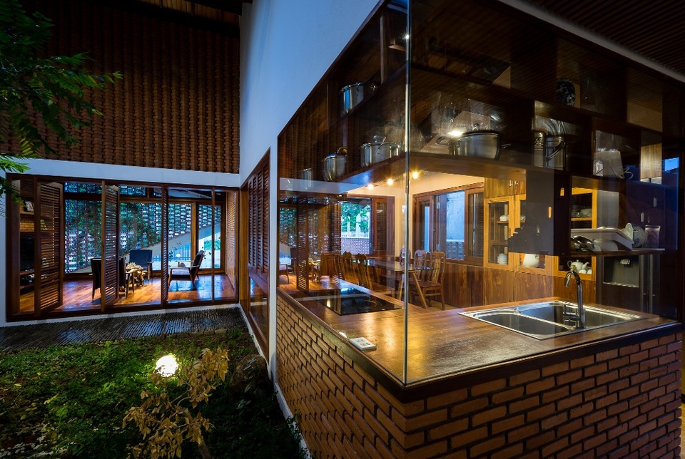 Mê mẩn với căn nhà cấp 4 đẹp như resort trên cao nguyên Di Linh - 11 Căn bếp được ốp kính lớn để nhìn ra vườn nhỏ nằm bên trong nhà.