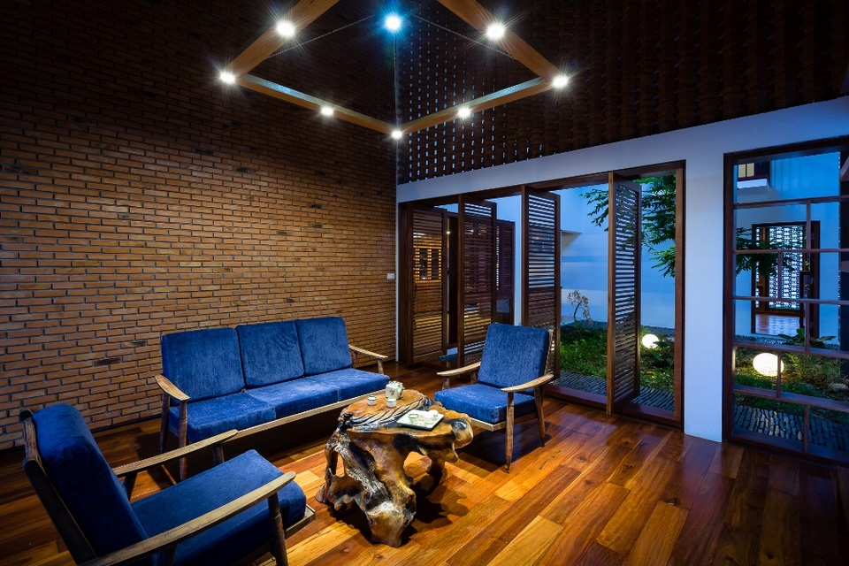 Mê mẩn với căn nhà cấp 4 đẹp như resort trên cao nguyên Di Linh - 13 Phòng khách đơn giản nhưng để lại ấn tượng không nỡ rời mắt. Lấy tông màu nâu làm chủ đạo, nổi bật trong đó là bộ bàn ghế xanh ngọc bích với chiếc bàn có hình dáng độc đáo, căn phòng khách mang lại cảm giác ấm cúng và thoải mái.