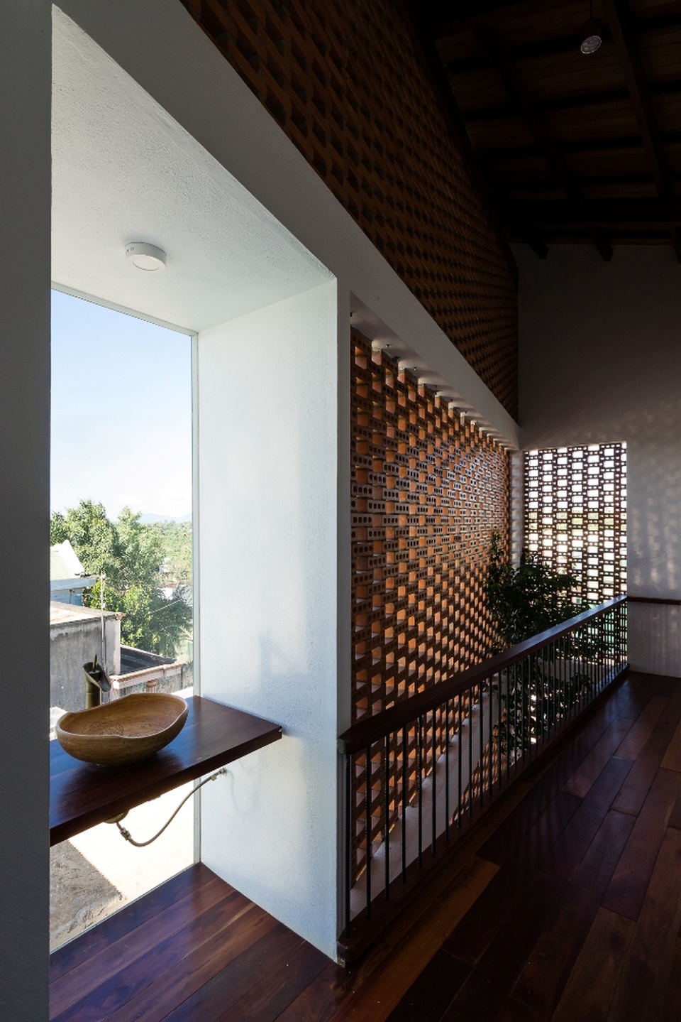 Mê mẩn với căn nhà cấp 4 đẹp như resort trên cao nguyên Di Linh - 5 Không gian thoáng đãng với sự sắp xếp tinh tế từ những chi tiết nhỏ nhất tạo cho mọi người cảm giác như bước vào một khu resort nghỉ dưỡng. Ngôi nhà được gọi tên là HP House, là chữ viết tắt của Căn nhà Hạnh phúc.