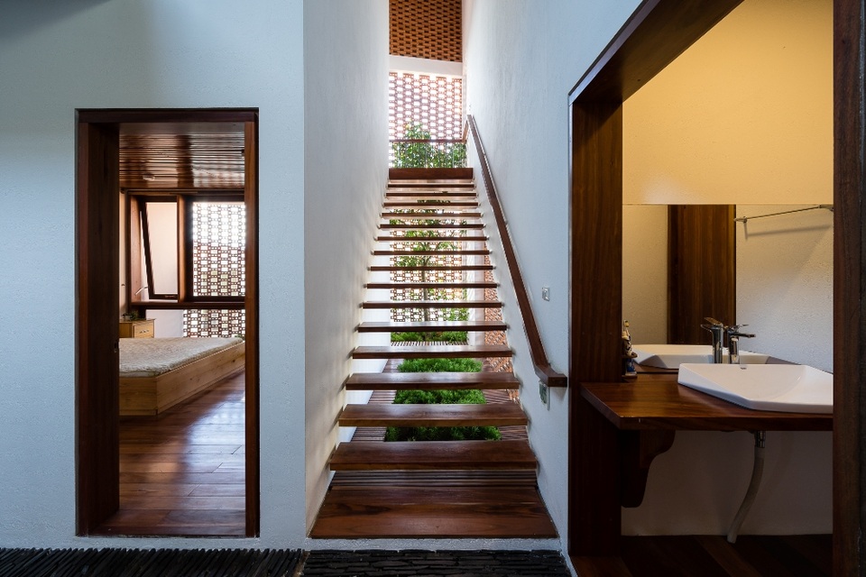 Mê mẩn với căn nhà cấp 4 đẹp như resort trên cao nguyên Di Linh - 7 Cầu thang hở với thảm cỏ xanh dưới chân dẫn lối lên tầng hai