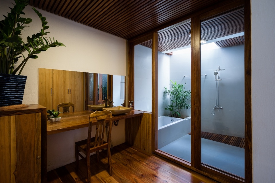 Mê mẩn với căn nhà cấp 4 đẹp như resort trên cao nguyên Di Linh - 9 Phòng tắm hiện đại, hài hòa và vẫn mang đậm hương sắc của cỏ cây.