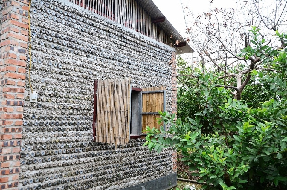 Với ý mong muốn là có những công trình tái chế giúp nâng cao ý thức của mọi người trong việc bảo vệ môi trường, chị Nguyễn Thanh Phương (quận Long Biên, Hà Nội) - người lên ý tưởng cho ngôi nhà cho biết: “Chúng ta chỉ mất từ 3 đến 5 phút để uống một chai nước nhưng trái đất lại mất hàng nghìn năm để phân hủy nó. Vì thế, mỗi chúng ta đều phải thay đổi nhận thức rằng mỗi chai nước thế này đều là tài nguyên mà mình có thể tận dụng.”