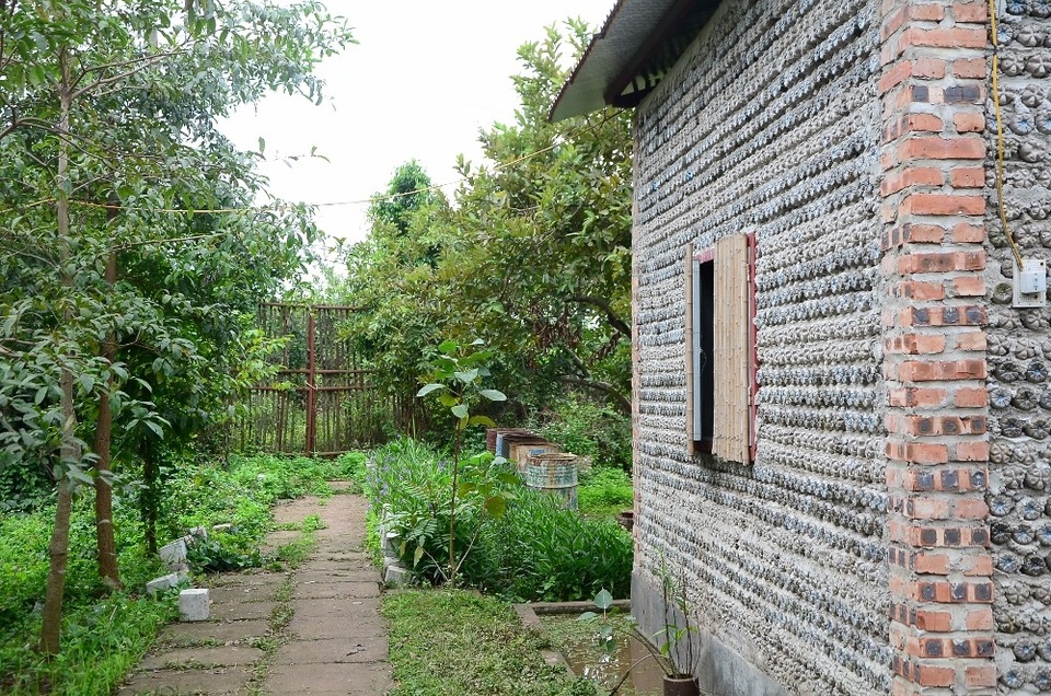 Chỉ với diện tích khoảng 10m2 nhưng chi phí để xây dựng ngôi nhà này lại gần như tương đương với việc xây dựng những công trình thông thường khác có cùng diện tích bởi phần nền, móng, cột nhà và nguyên vật liệu kết dính vẫn phải sử dụng vôi, vữa, xi măng.