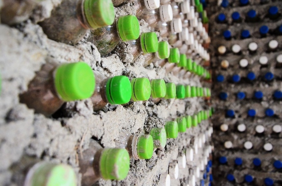 
Để thu gom đủ số vỏ chai, chị Phương và các tình nguyện viên đã phải mất 2 tuần, thu về được khoảng 10000 chai nhựa.
