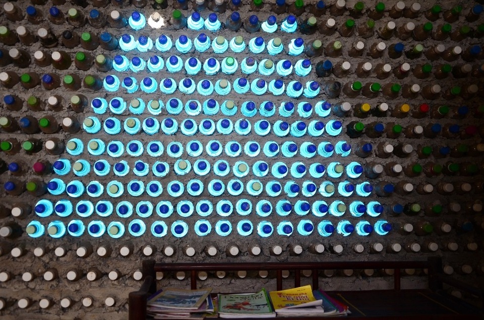 Cửa sổ đặc biệt bằng những chai nhựa đựng nước trong suốt, vừa để trang trí, vừa tận dụng tối đa được nguồn ánh sáng tự nhiên chiếu sáng cho ngôi nhà.