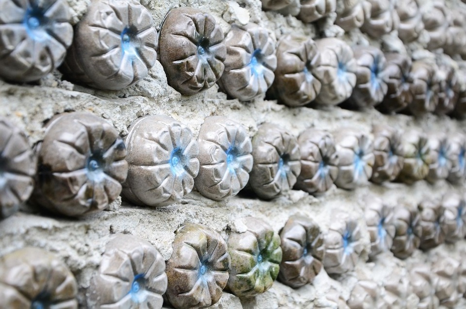 Tất cả các chai đều được lấp đầy bằng cát khô, giúp cho căn nhà ấm vào mùa đông và mát mẻ vào mùa hè. Phần đuôi chai hướng ra ngoài như hàng nghìn bông hoa nhỏ trang trí cho căn nhà.