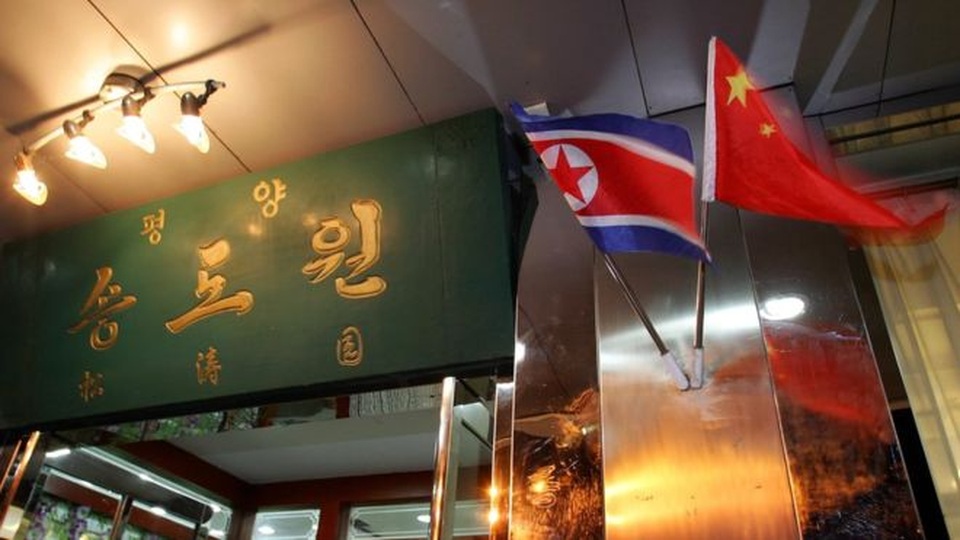 Nhật Bản trừng phạt Trung Quốc vì làm ăn với Triều Tiên - 1 Bên ngoài một nhà hàng Triều Tiên ở Trung Quốc (Ảnh: BBC)