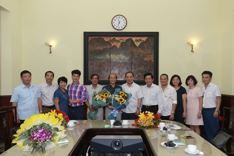 NSND Anh Tú - NSƯT Xuân Bắc là ứng viên giám đốc Nhà hát Kịch Việt Nam? - 1 Lãnh đạo Bộ VHTT&DL trao quyết định nghỉ hưu cho ông Nguyễn Thế Vinh (áo xanh đen, cầm hoa đứng giữa) vào sáng 13/9.