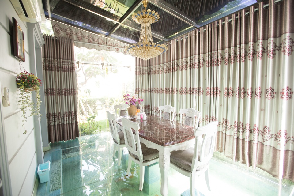 Ngắm biệt thự sân vườn hoành tráng - "chốn bình yên đi về" của Hồ Quỳnh Hương - 5 Căn phòng bếp với sàn nhà làm bằng kính đặc biệt ấn tượng.