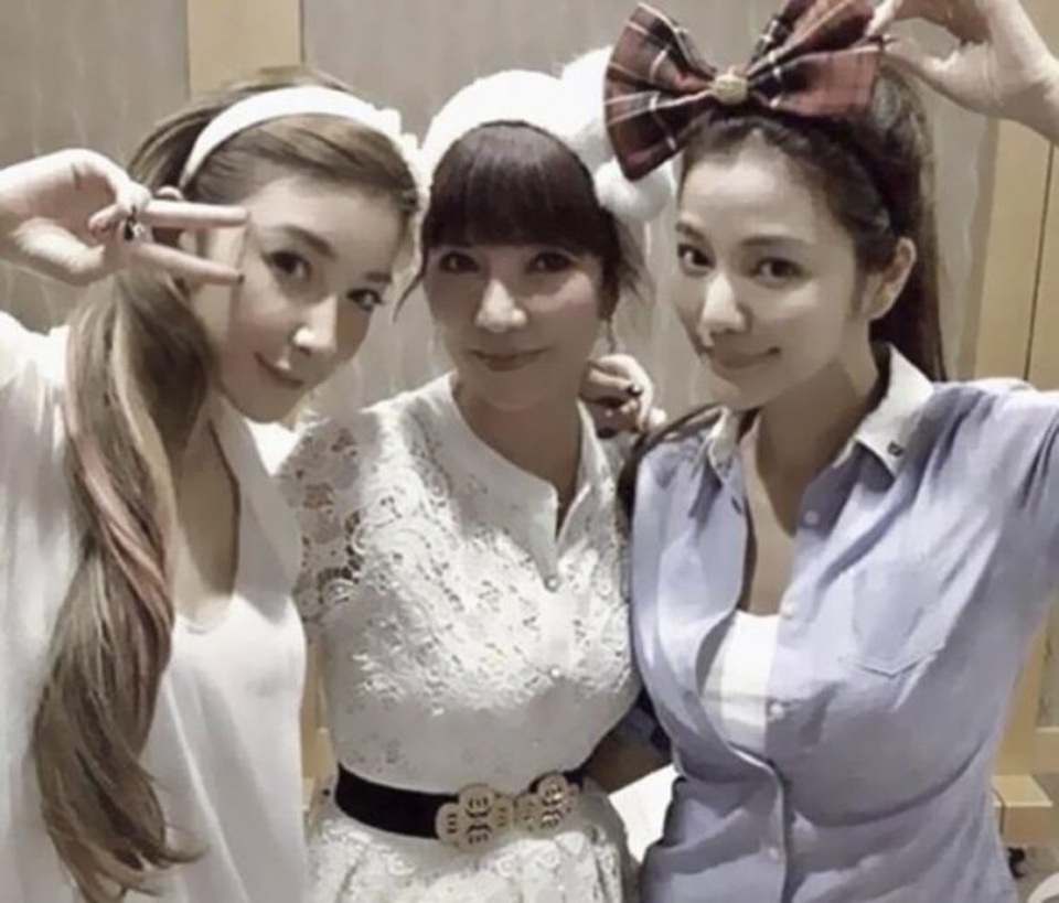 Choáng với bộ ba chị em U40 trẻ như gái 20 - 8 Choáng với bộ ba chị em U40 trẻ như gái 20 - 8