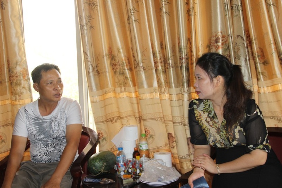 Ấm lòng linh hồn liệt sĩ, vẹn nghĩa tình với thân nhân - 4 Chị Phan Thị Bảy trực tiếp hướng dẫn cho thân nhân các liệt sĩ