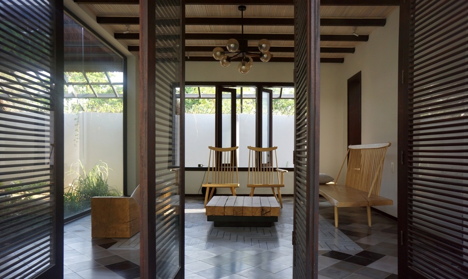 Căn nhà mái lá “vạn người mê” ở Biên Hòa - 12 Dự án xây dựng nhà lá ở Biên Hòa được các KTS đặt tên là “Nhà quê ra phố”. Từ chất liệu, kiểu dáng, màu sắc cho đến cách trang trí tổng thể,… tất cả đều hài hòa và nằm trong sự thống nhất đến hoàn hảo.