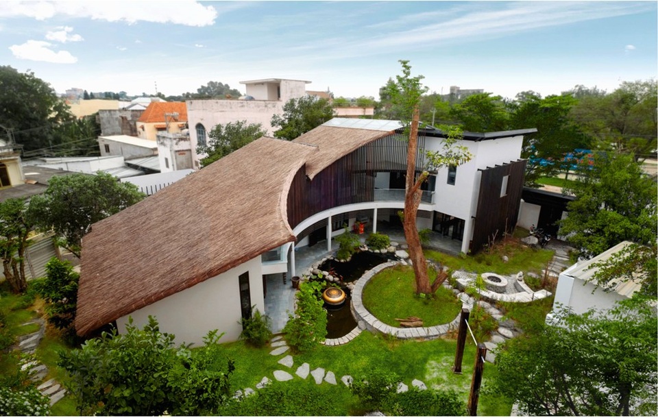 Căn nhà mái lá “vạn người mê” ở Biên Hòa - 2 Anh Phong từng lớn lên trong ngôi nhà mái lá, ở đó có giếng nước cha khơi, gốc cây mẹ trồng, những tán lá nép mình đan cài dưới màn hiên,… Thấu hiểu mong muốn của chủ nhà, các kiến trúc sư đã giúp anh dựng lại ngôi nhà mới 2 tầng để viết tiếp câu chuyện của cha mình khi xưa. Nhìn từ bên ngoài, căn nhà thu hút với những góc cong mềm mại, cách đan cài các vật liệu không đem đến sự rối mắt mà trái lại càng tôn thêm vẻ độc đáo, khác lạ.