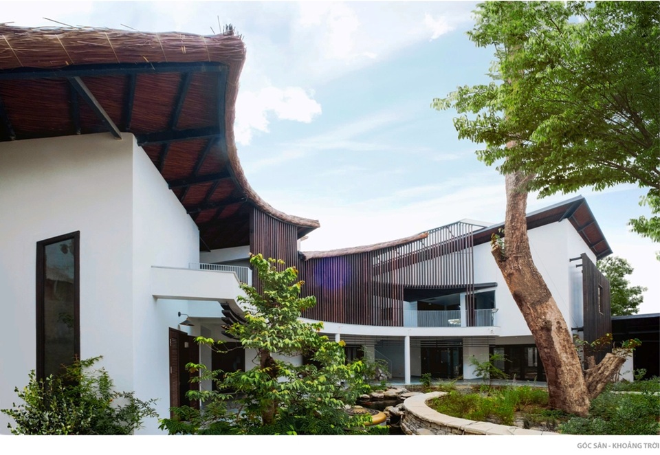 Căn nhà mái lá “vạn người mê” ở Biên Hòa - 3 Tiến vào bên trong, căn nhà càng khiến người nhìn thêm “choáng ngợp” bởi không gian thân thuộc, giản dị nhưng không kém phần hiện đại. Trên khu đất rộng 800m2, chủ nhà chỉ dành khoảng hơn 200m2 để xây nhà, phần lớn còn lại cho không gian ngoài trời, cây cối, hồ nước,…