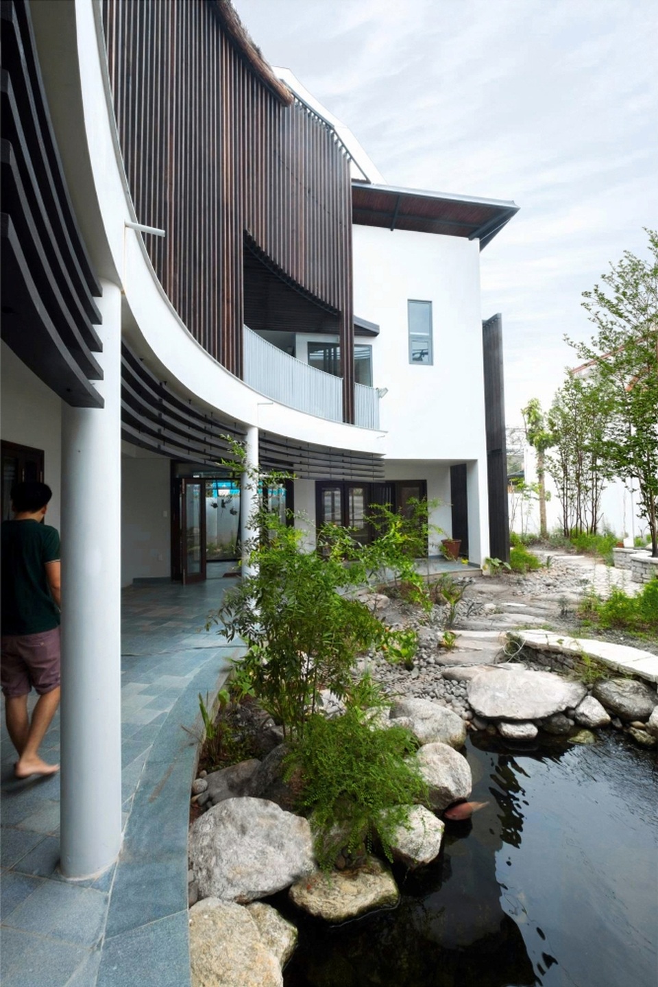 Căn nhà mái lá “vạn người mê” ở Biên Hòa - 4 Các KTS Hoàng Thúc Hào, Nguyễn Văn Tuấn, Nguyễn Trọng Đức, Vũ Xuân Sơn, Nguyễn Bình Minh, Nguyễn Anna Ngọc có ý tưởng về một không gian sống phỏng theo cấu trúc của nhà truyền thống với ba gian, hai chái. Gian giữa sẽ là những không gian sử dụng chính, hai gian bên cạnh sẽ là những không gian phụ trợ cùng khoảng hiên rộng và hồ nước nhỏ ở giữa sân.