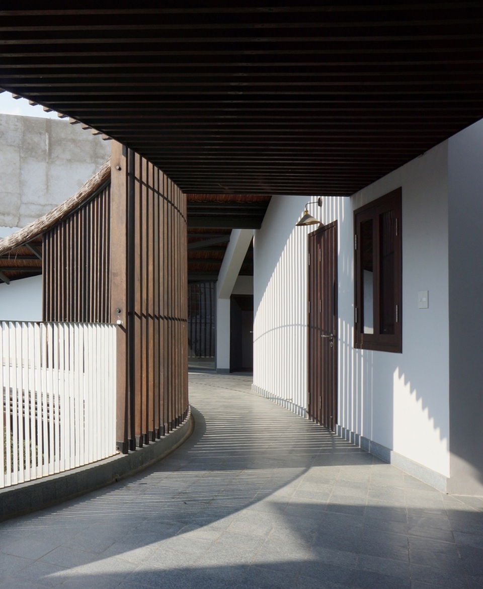 Căn nhà mái lá “vạn người mê” ở Biên Hòa - 5 Ngôi nhà là sự kết hợp giữa cấu trúc nhà truyền thống với lối trang trí hiện đại, vận dụng nhiều đường cong lôi cuốn. Các KTS và chủ nhà đã đi đến thống nhất sử dụng các vật liệu xây dựng đơn giản và tiết kiệm chi phí như gạch block không nung, mái lá cây vọt, xốp cách nhiệt cùng các biện pháp về sử dụng nước và pin mặt trời.