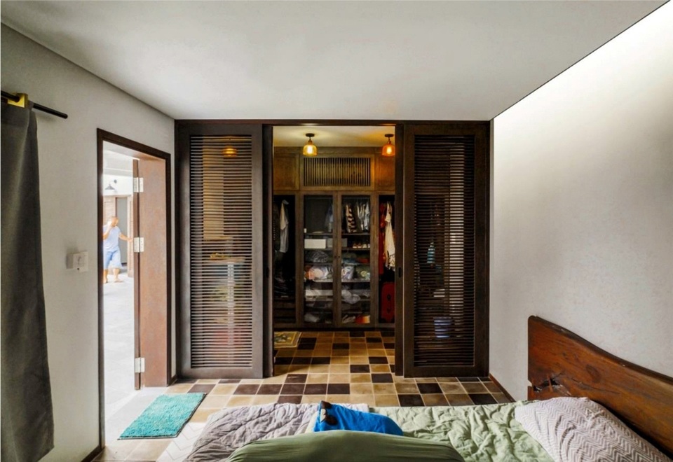 Căn nhà mái lá “vạn người mê” ở Biên Hòa - 7 Phòng ngủ được bố trí tông màu ngẫu hứng, vừa sử dụng gạch hoa lát sàn, vừa sắp đặt các đồ dùng bằng gỗ và sử dụng kết hợp bức vách dạng cửa chớp khiến không gian trở nên lạ mắt nhưng không kém phần ấm cúng.