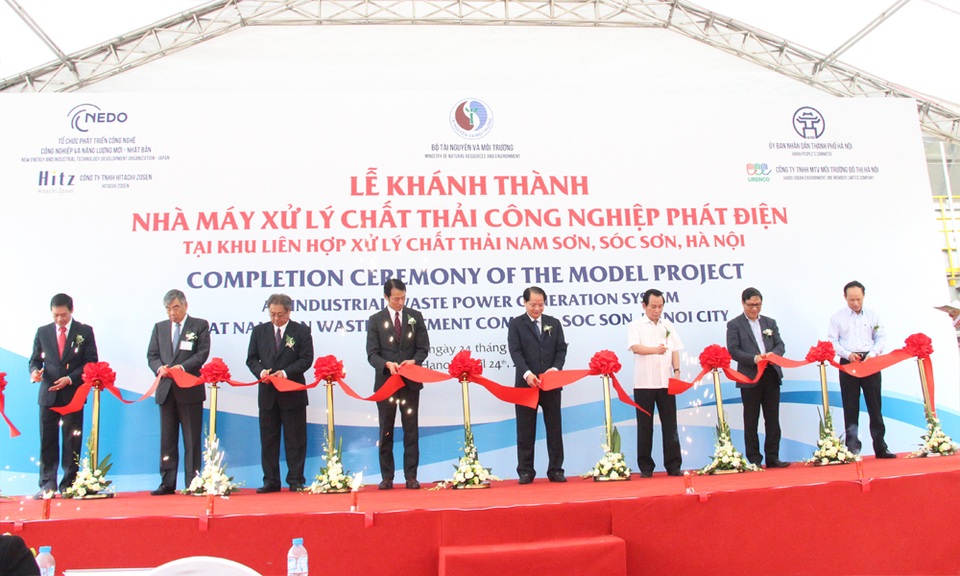 Hà Nội: Khánh thành nhà máy biến chất thải thành điện năng - 1 Các đại biểu tiến hành cắt băng khánh thành nhà máy...