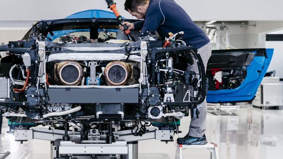 Bên trong nhà máy lắp ráp siêu xe Bugatti Chiron - 7
Động cơ được chuyển tới từ nhà máy động cơ của Volkswagen - tập đoàn mẹ của Bugatti - ở Salzgitter, Đức.