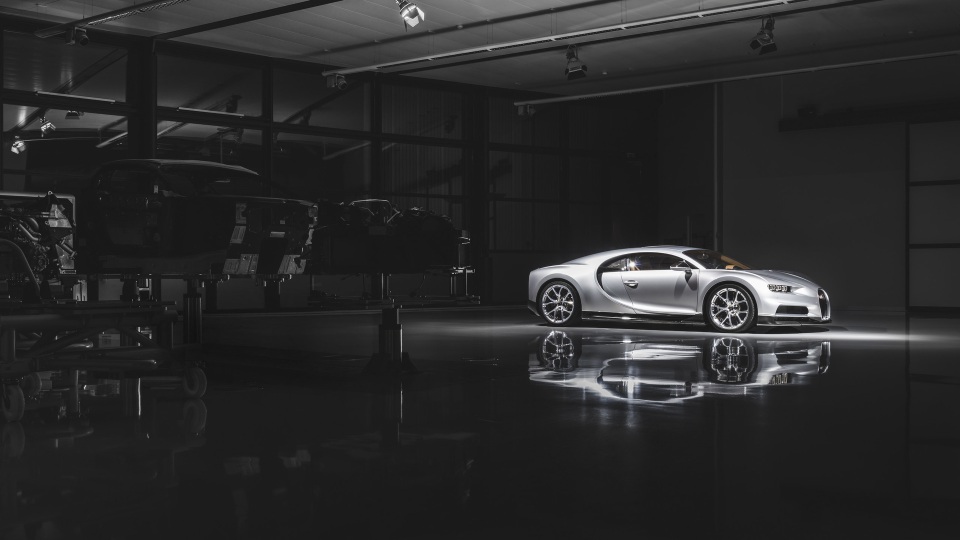 Bên trong nhà máy lắp ráp siêu xe Bugatti Chiron - 20
Không phải cứ có tiền là muốn mua Bugatti Chiron, một trong những mẫu xe đắt nhất thế giới, lúc nào cũng được. Khách hàng thường phải đợi 9 tháng kể từ lúc đặt hàng mới được nhận xe.
