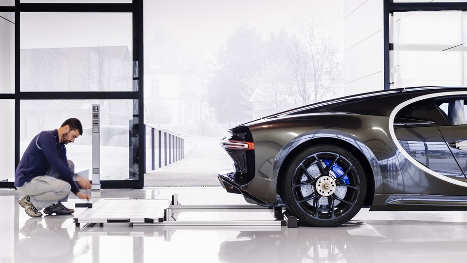 Bên trong nhà máy lắp ráp siêu xe Bugatti Chiron - 13
Giống như với Veyron, Bugatti chọn Michelin làm nhà cung cấp lốp cho Chiron, với sản phẩm là loại 285/30 R20 cho bánh trước và 355/25 R21 cho bánh sau.