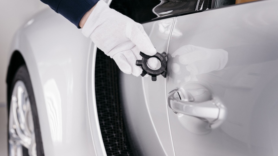 Bên trong nhà máy lắp ráp siêu xe Bugatti Chiron - 16
Vùng lực cản gió cao quanh bánh xe được kiểm soát xuống mức tối thiểu. Ba hốc gió ở mỗi bên xe được dùng để làm mát hệ thống phanh.