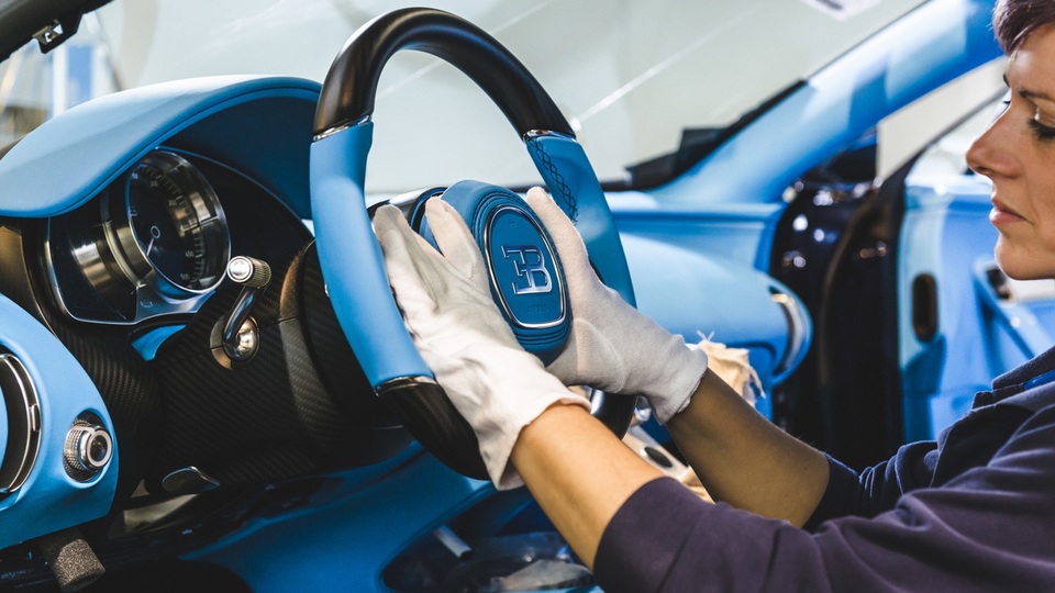 Bên trong nhà máy lắp ráp siêu xe Bugatti Chiron - 11
Trang bị tiêu chuẩn của Chiron có 23 màu sơn ngoại thất, 8 kiểu kết hợp vật liệu sợi carbon, 31 màu da khác nhau, 8 màu da tổng hợp Alcantara, cùng với 30 màu chỉ khâu, 18 màu thảm và 11 màu dây đai an toàn.