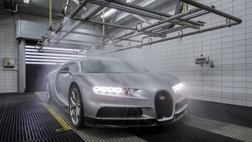 Bên trong nhà máy lắp ráp siêu xe Bugatti Chiron - 17
Với công suất và mô-men xoắn khủng của Chiron, thiết bị chạy thử ở Molsheim, Pháp đã được làm lại. “Chúng tôi làm nó cho Veyron, nhưng mô-men xoắn của Chiron quá lớn nên phải làm lại hệ thống máy chạy thử, Christophe Piochon, Giám đốc sản xuất và hàng vận của Bugatti cho biết.