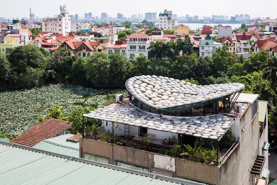 Nằm trên đường Xuân Diệu, quận Tây Hồ, Hà Nội, công trình Nhà mẹt xuất hiện như một nét chấm phá đầy ấn tượng, mang vẻ dân dã, nổi bật hơn hẳn so với các căn nhà có kiến trúc hiện đại. Được KTS Lê Lương Ngọc thiết kế lại từ một căn hộ cũ, nơi đây đã làm sống dậy nét hoài cổ và những giá trị rất riêng của quê hương giữa cuộc sống ngày nay.