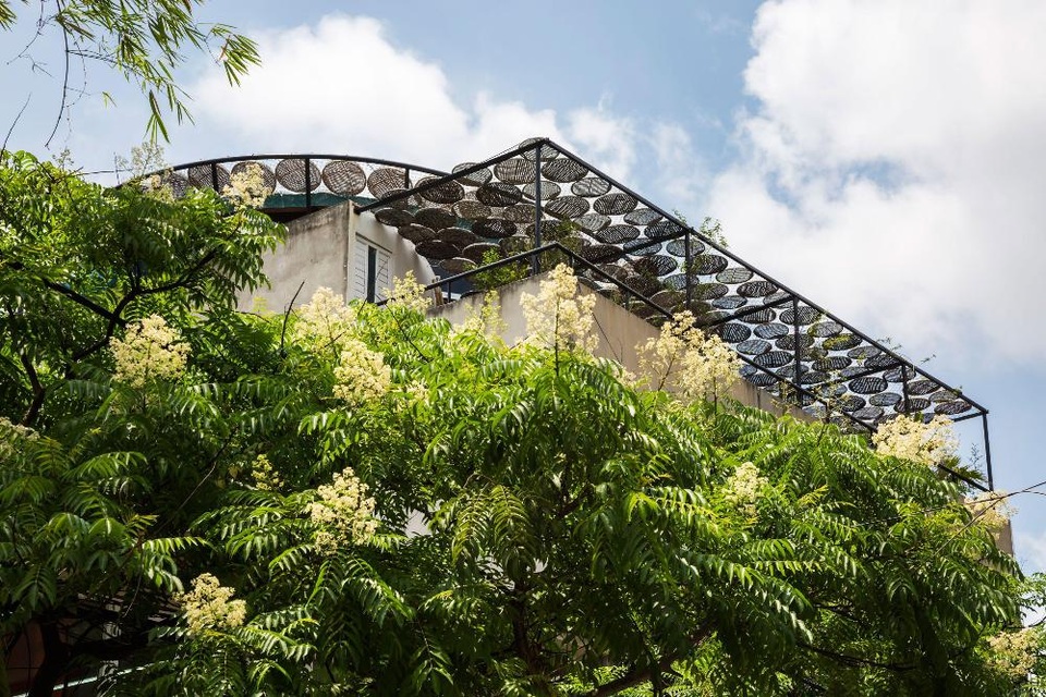 Căn hộ cũ thoáng bốn mặt, có tầm nhìn đẹp và không gian mở gần gũi thiên nhiên nhưng lại chịu ảnh hưởng lớn của nắng nóng. Vấn đề cần giải quyết trước tiên là hạ nhiệt. KTS Lê Lương Ngọc cho biết, ý tưởng sử dụng 500 chiếc mẹt tre lợp mái xuất phát từ chính những thứ quen thuộc nhất trong cuộc sống đời thường.