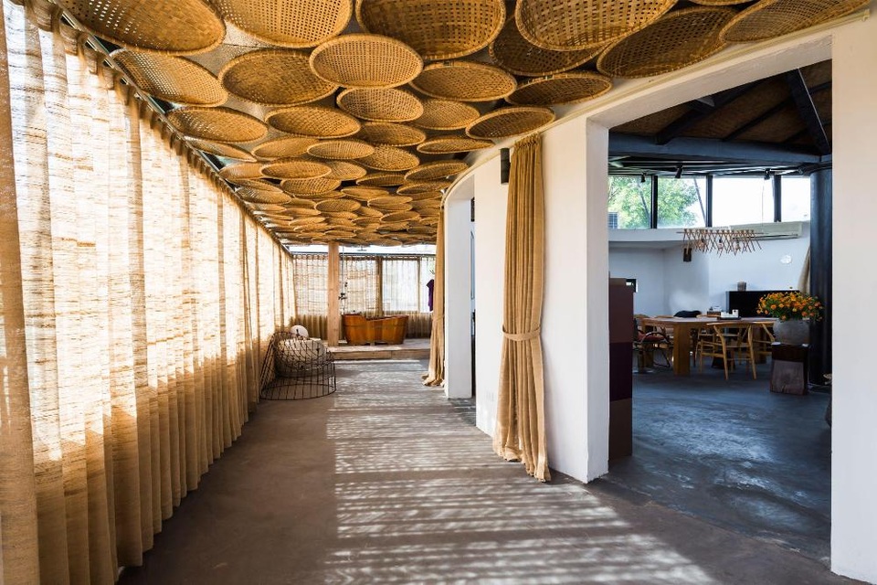 Phần mái hiên phía Đông với hướng nắng tốt chỉ sử dụng những loại mẹt nông, mắt đan thưa để hạn chế một phần ánh nắng trực tiếp, làm dịu nhiệt lượng trong nhà. Khu vực không gian sinh hoạt trung tâm sử dụng nhiều rổ có mắt đan dày kín, chắn tối đa ánh nắng mặt trời tác động trực tiếp đến lớp mái. Với phía Tây – khu vực nắng gắt nhất, việc sử dụng lớp cách nhiệt đặt trên các mẹt tre được tính đến.