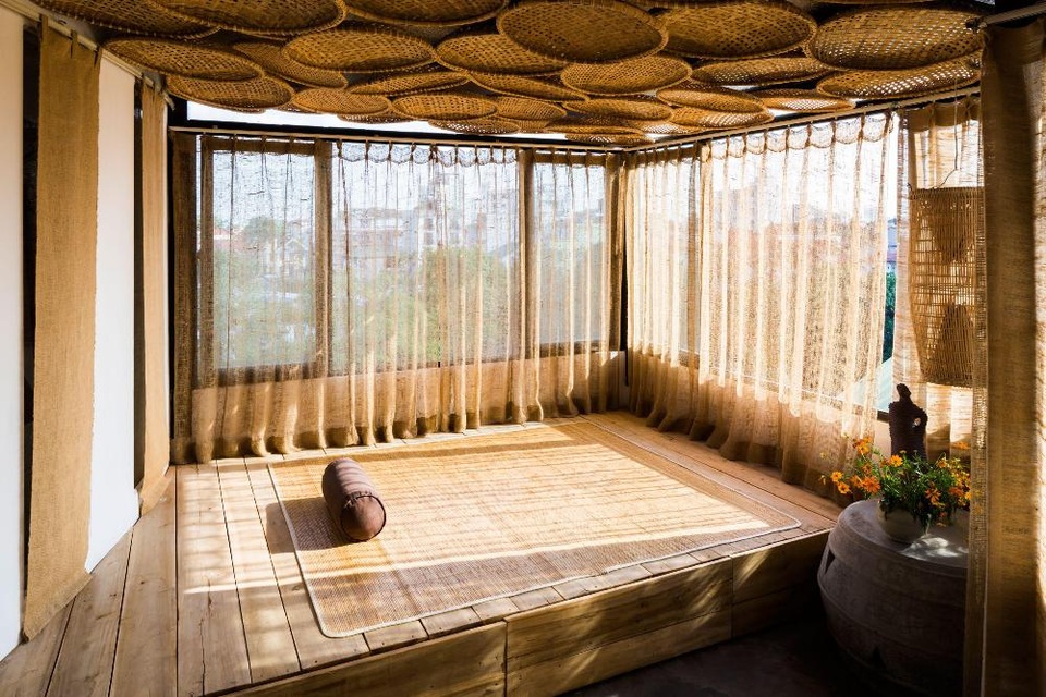 Điều thú vị ở công trình này là cảnh quan tự thay đổi theo thời gian. Khi hướng nắng thay đổi kết hợp với các bề mặt vật liệu đã tạo ra những hiệu ứng hình học đa dạng, mang lại sự thích thú cho bất cứ ai bước vào căn nhà.