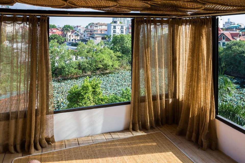 Hệ cách nhiệt bằng mẹt tre thật sự đã phát huy công năng qua quá trình sử dụng. Kết hợp với cảnh quan bên ngoài, ngôi nhà mẹt đã thực sự trở thành một không gian ai cũng muốn được trải nghiệm một lần.